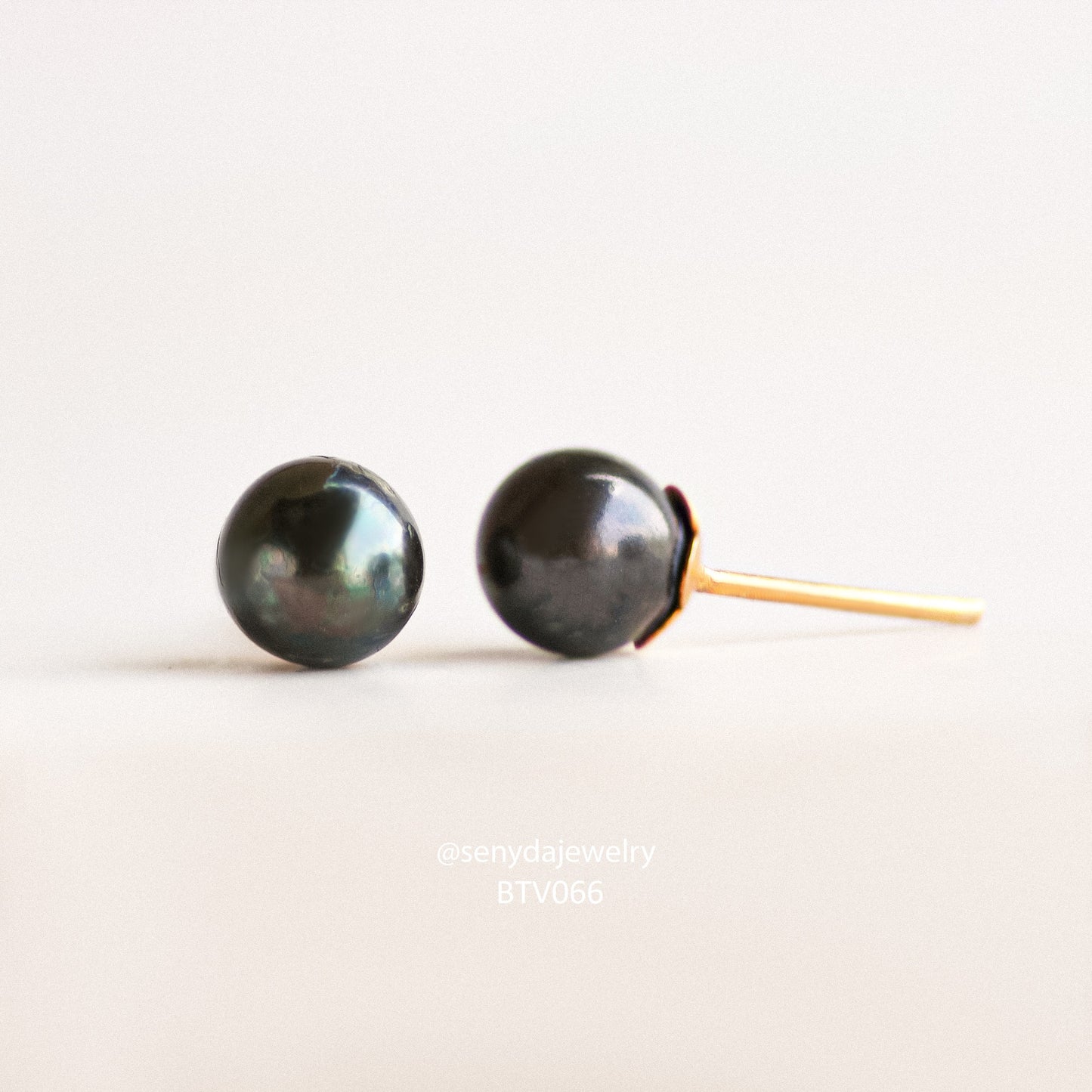 10K Solid Gold Round Black Freshwater Pearl Stud Earrings