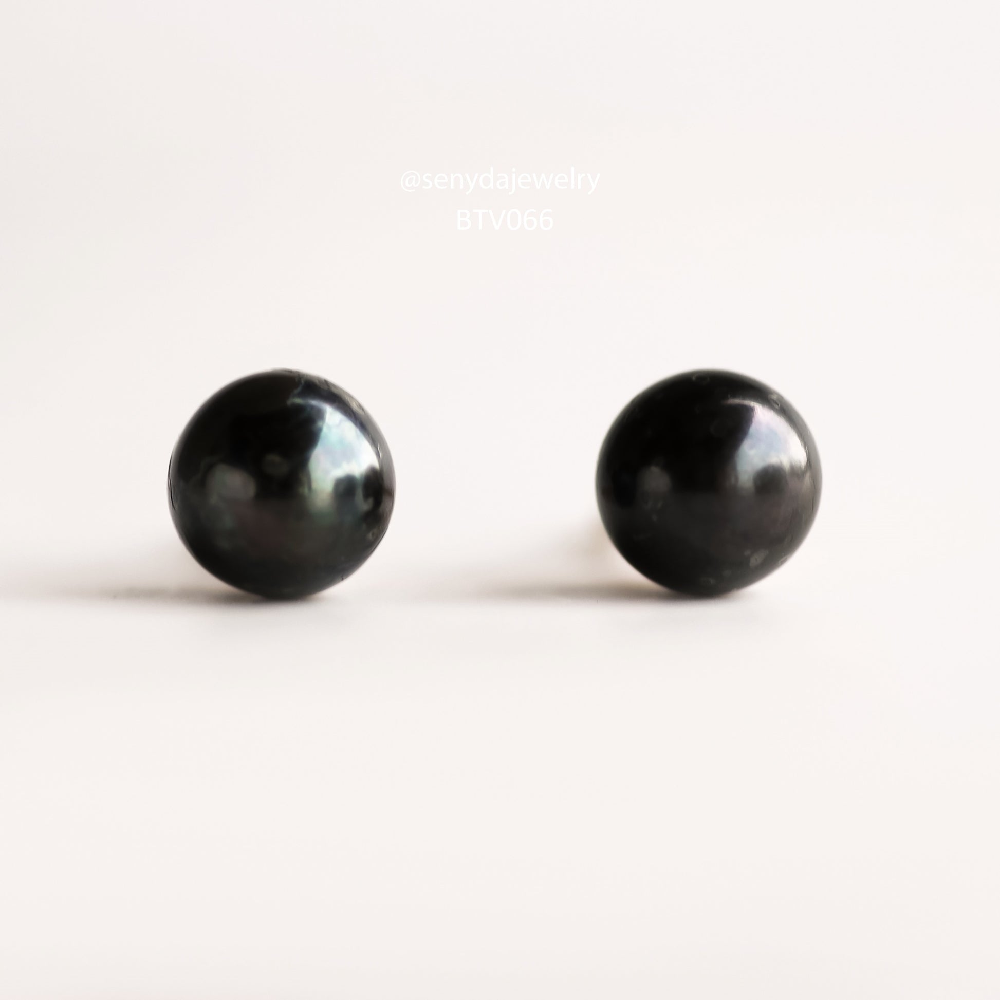 10K Solid Gold Round Black Freshwater Pearl Stud Earrings