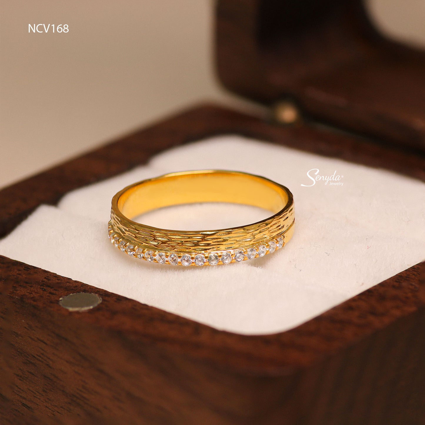 Luminous Love Gold Wedding Ring Set