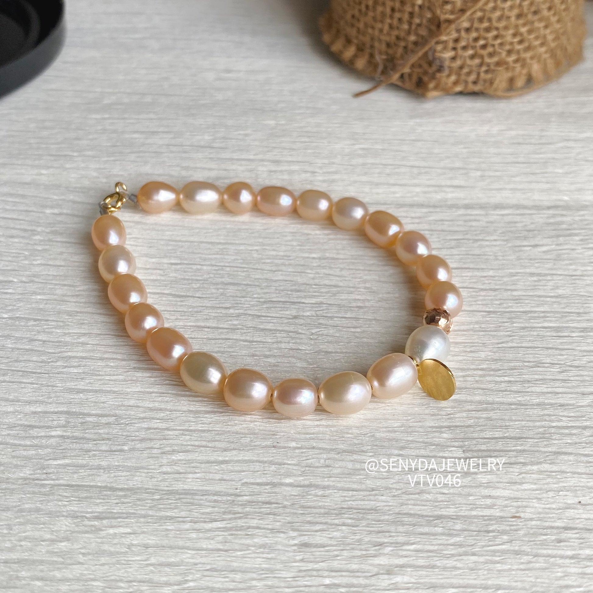 Senyda 10K Gold Freshwater Pearls 8x6,5mm Bracelet With Roundtag And Beads